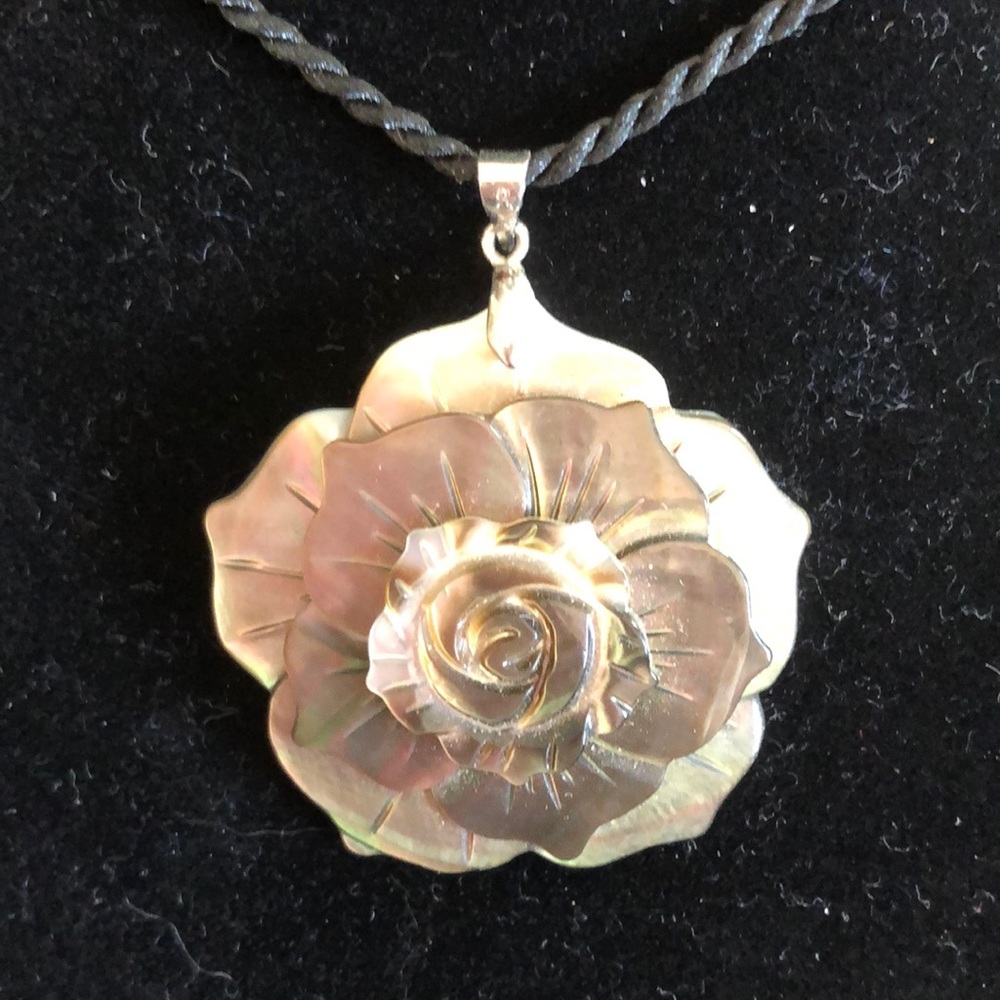 LAST CHANCE ⏳⏳ 4/10$ Carved flower necklace 🌷🌷